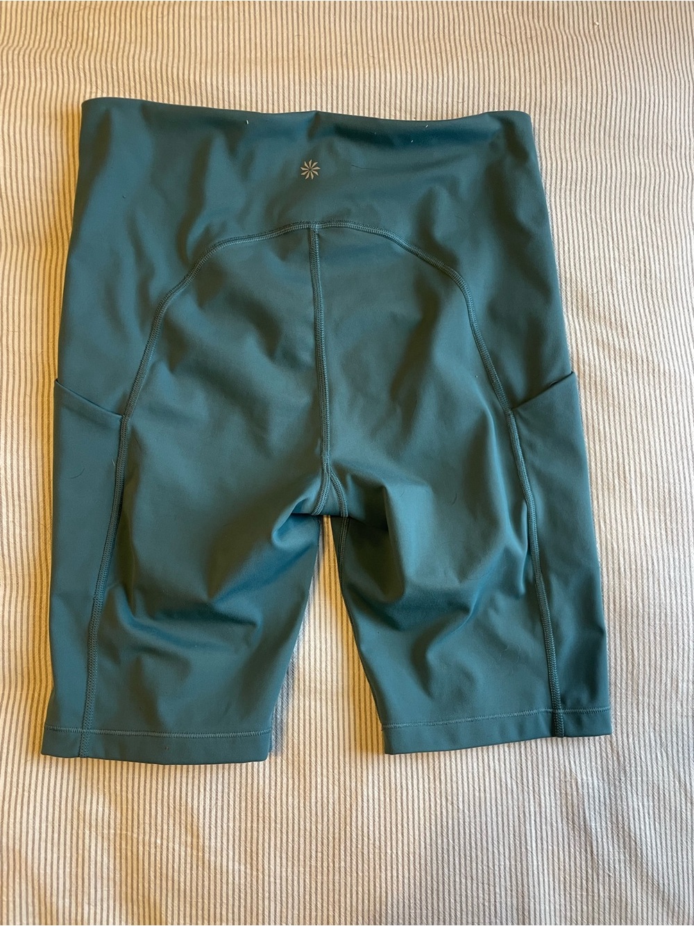 Athleta Ultimate Stash 9" Shorts Teal Medium - Picture 5 of 5